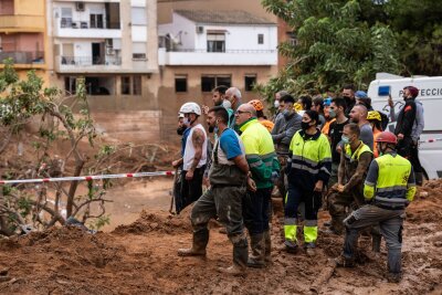 Fieberhafte Vermisstensuche nach Flutdrama in Spanien - Im Einsatz sind im Katastrophengebiet unter anderem bereits 7.500 Militärangehörige.