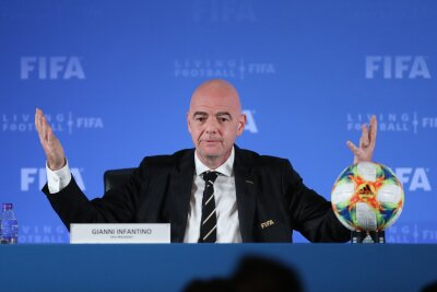 FIFA präsentiert ersten Sponsor für die Club-WM - FIFA-Boss präsentierte den ersten Sponsor für die Club-WM im kommenden Jahr