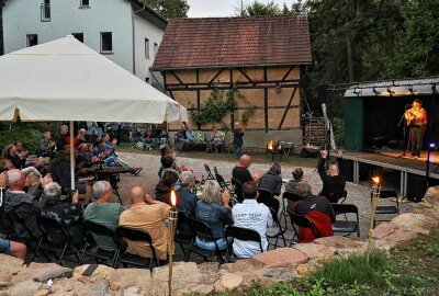 Figurentheater an der Chemnitz: Gasthaus "Kleine Schweiz" erweitert Angebot - Der amerikanische Musiker Chip Hannah beim Konzert in der Kleinen Schweiz. Foto: Andrea Funke