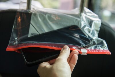 Film gucken auf der Rückbank: Gefrierbeutel als Handyhalter - Smartphone waagerecht in den Gefrierbeutel legen und mit dem Zipper verschließen.