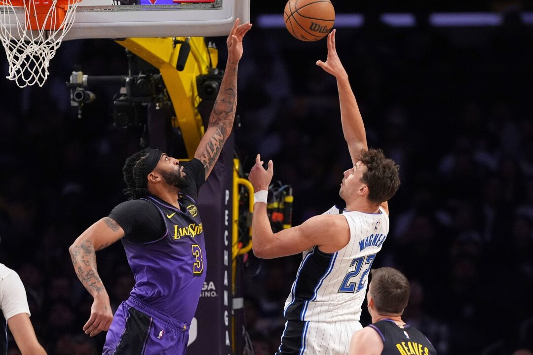 "Film-Moment": Wagner trifft Sekunden vor Schluss zum Sieg - Franz Wagner (r) führte die Orlando Magic mit 37 Punkten zum Sieg bei den Los Angeles Lakers.