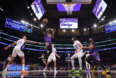 "Film-Moment": Wagner trifft Sekunden vor Schluss zum Sieg - LeBron James (M) erzielte 31 Punkte, schwächelte in der Schlussminute wie Anthony Davis aber von der Freiwurflinie.