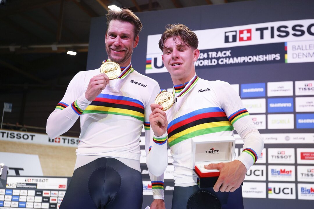 Finale furioso durch Kluge/Teutenberg - Gold bei Bahnrad-WM - Roger Kluge (l) und Tim Torn Teutenberg feiern Gold bei der Bahnrad-WM.