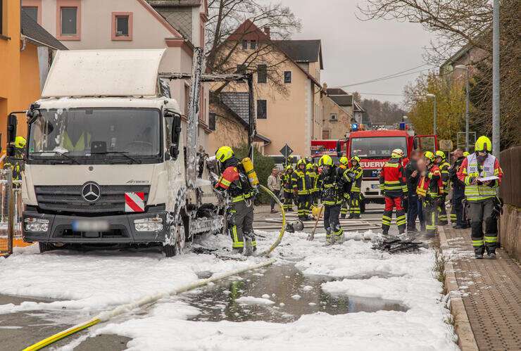 Firmen-LKW brennt während Umzug aus: Großeinsatz der Feuerwehr im Erzgebirge - Der Firmen-LKW fängt Feuer, während Monteure im Wohnhaus die Möbel aufbauen.