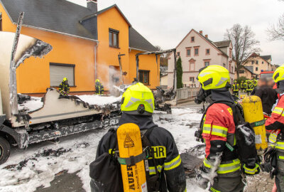 Firmen-LKW brennt während Umzug aus: Großeinsatz der Feuerwehr im Erzgebirge - Die Feuerwehr ist mit Großaufgebot im Einsatz.