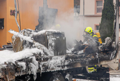 Firmen-LKW brennt während Umzug aus: Großeinsatz der Feuerwehr im Erzgebirge - Es wurde Löschschaum gegen die Flammen verwendet.