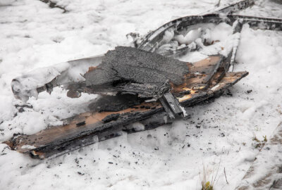 Firmen-LKW brennt während Umzug aus: Großeinsatz der Feuerwehr im Erzgebirge - Es wurde Löschschaum gegen die Flammen verwendet.