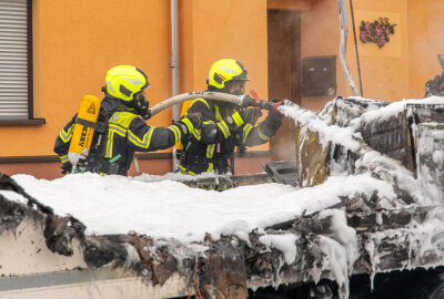 Firmen-LKW brennt während Umzug aus: Großeinsatz der Feuerwehr im Erzgebirge - Es wurde Löschschaum gegen die Flammen verwendet.