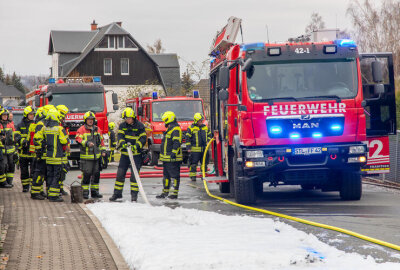 Firmen-LKW brennt während Umzug aus: Großeinsatz der Feuerwehr im Erzgebirge - Es gab keine Verletzten bei dem Brand.