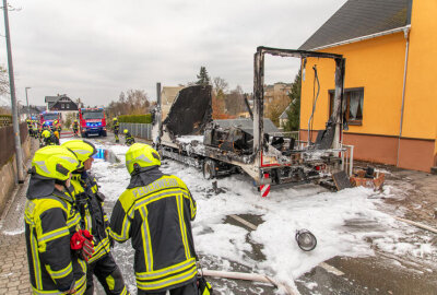 Firmen-LKW brennt während Umzug aus: Großeinsatz der Feuerwehr im Erzgebirge - Die LKW Ladefläche ist  vollständig ausgebrannt.