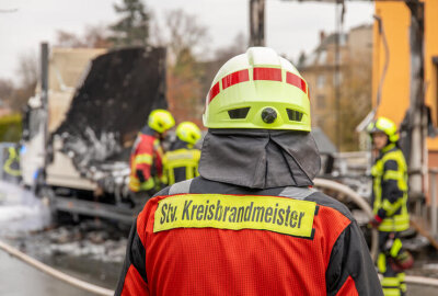 Firmen-LKW brennt während Umzug aus: Großeinsatz der Feuerwehr im Erzgebirge - Insgesamt waren 48 Kameraden von verschiedenen Feuerwehren vor Ort.