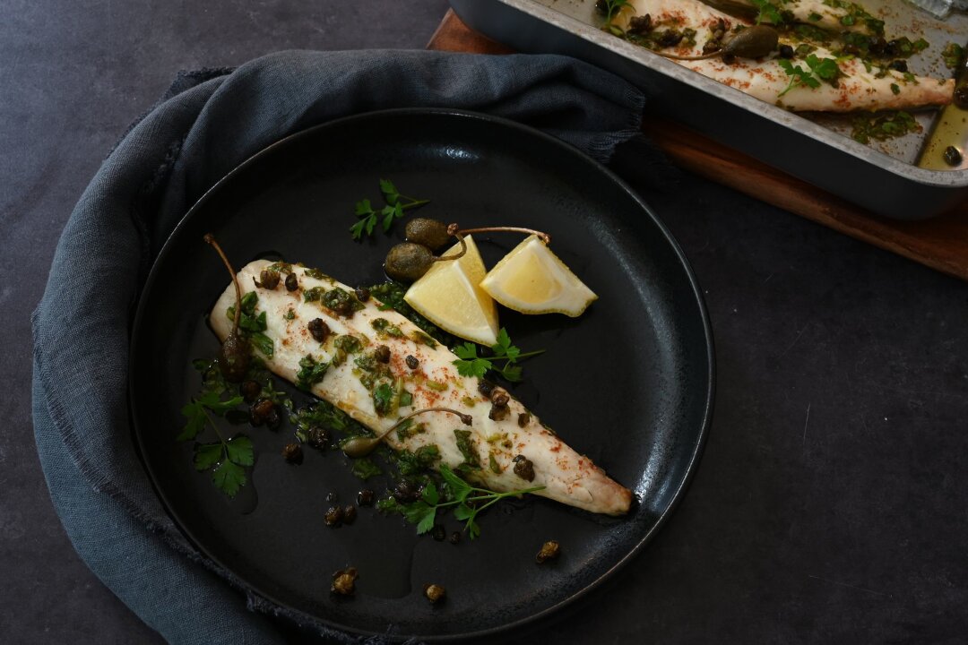 Fisch mit brauner Butter, grüner Salsa und knusprigen Kapern - Die Zitrone zum Fisch sorgt für eine frische Note, die braune Butter für ein nussiges Aroma und die knusprig gebratenen Kapern für einen Crunch-Effekt.