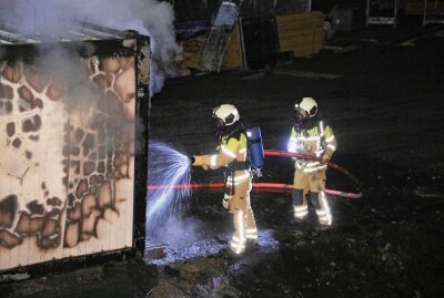 Flammen im Heinz-Steyer-Stadion: Baucontainer ausgebrannt - Im Heinz-Steyer-Stadion brannte diese Nacht ein Baucontainer. Foto: Roland Halkasch