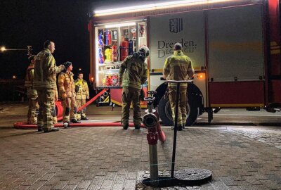 Flammen im Heinz-Steyer-Stadion: Baucontainer ausgebrannt - Im Heinz-Steyer-Stadion brannte diese Nacht ein Baucontainer. Foto: Roland Halkasch