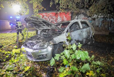 Flammen in der Nacht: Geklauter PKW in Mittelsachsen steht lichterloh in Flammen - Der PKW stand bei Ankunft der Feuerwehr bereits in Vollbrand. Foto: Marcel Schlenkrich