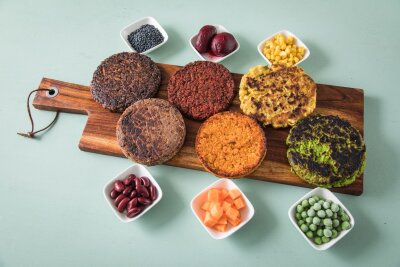 Fleisch oder pflanzlich? Was für Veggie-Burger spricht - Die pflanzliche Patty-Variante lädt zum Experimentieren ein.