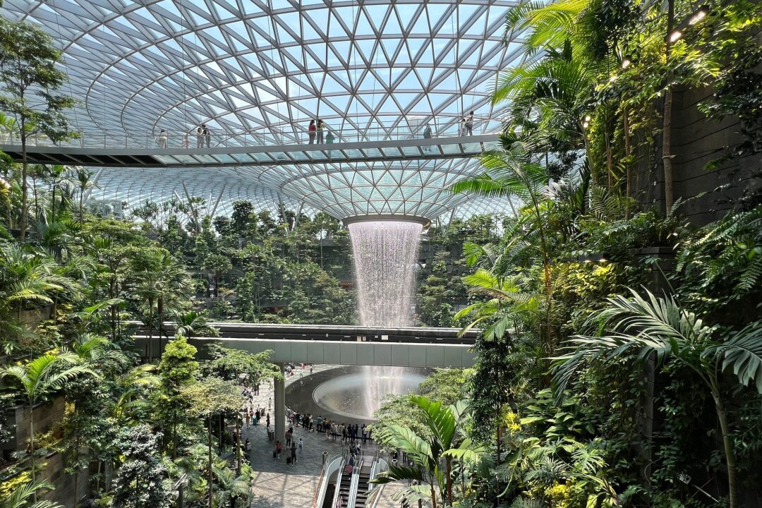 Fliegen ohne Passkontrolle: In Singapur ist es möglich - Am Changi Airport können Reisende ihre Pässe dank Gesichtserkennung häufiger in der Tasche lassen und schneller durch die Kontrolle gelangen.