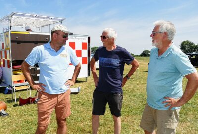 Fliegende Holländer machen Station im Erzgebirge - Willem Dortu, Uwe Beger und Ton Staassen (von links) tauschen sich aus. Foto: Andreas Bauer