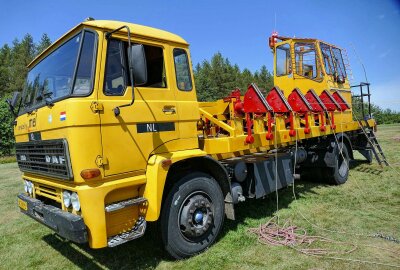 Fliegende Holländer machen Station im Erzgebirge - Um starten zu können, hatten die Niederländer einen Lkw mit sechs Seilwinden mitgebracht. Foto: Andreas Bauer