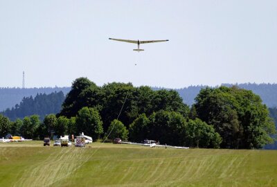 Fliegende Holländer machen Station im Erzgebirge - Per Seilwinde wurden die Segelflieger in die Höhe gezogen. Foto: Andreas Bauer