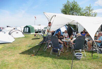 Fliegende Holländer machen Station im Erzgebirge - Ein Teil des Großrückerswalder Flugplatzes wurde aufgrund der vielen Zelte zum Campingplatz. Foto: Andreas Bauer