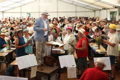 Flöha: Oberbürgermeister erlebt im Festzelt "sein erstes Mal" - Sonntag: Hut auf! Kantor Ekkehard Hübler (vorn stehend) freute sich über die Resonanz zum Frühstück. Foto: Knut Berger