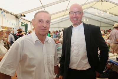 Flöha: Oberbürgermeister erlebt im Festzelt "sein erstes Mal" - Sonntag: Superintendent Rainer Findeisen (l.) begrüßte Landesbischof Tobias Bilz (r.) zum Gottesdienst. Foto: Knut Berger