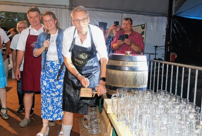 Flöha: Oberbürgermeister erlebt im Festzelt "sein erstes Mal" - Samstag: Oberbürgermeister Volker Holuscha gelang der Fassbieranstich souverän. Foto: Knut Berger