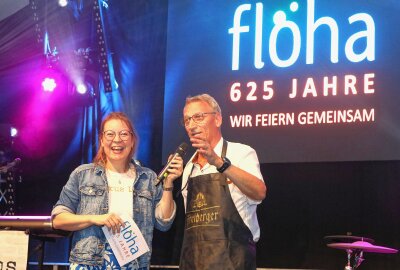 Flöha: Oberbürgermeister erlebt im Festzelt "sein erstes Mal" - Samstag: Radiofrau Conny Hartmann (l.) interviewte den Flöhaer Oberbürgermeister Volker Hioluscha. Foto: Knut Berger