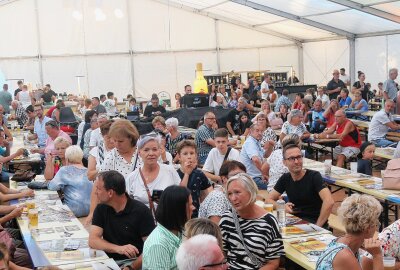 Flöha: Oberbürgermeister erlebt im Festzelt "sein erstes Mal" - Samstag: Das Festzelt war erneut sehr gut gefüllt. Foto: Knut Berger