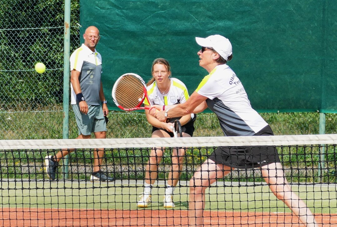 Flöhatal Open: Tennisturnier in Olbernhau begeistert Teilnehmer aus ganz Sachsen - Bei den Damen gingen unter anderem Christine Preißler (vorn) und Nora Weller vom Olbernhauer TC ans Netz. Foto: Andreas Bauer