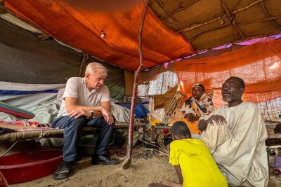 Flüchtlingsrat-Chef Egeland: Sudan vor totalem Zusammenbruch - Egeland wirft der internationalen Gemeinschaft mit Blick auf die Krise im Sudan empörendes Verhalten vor. 