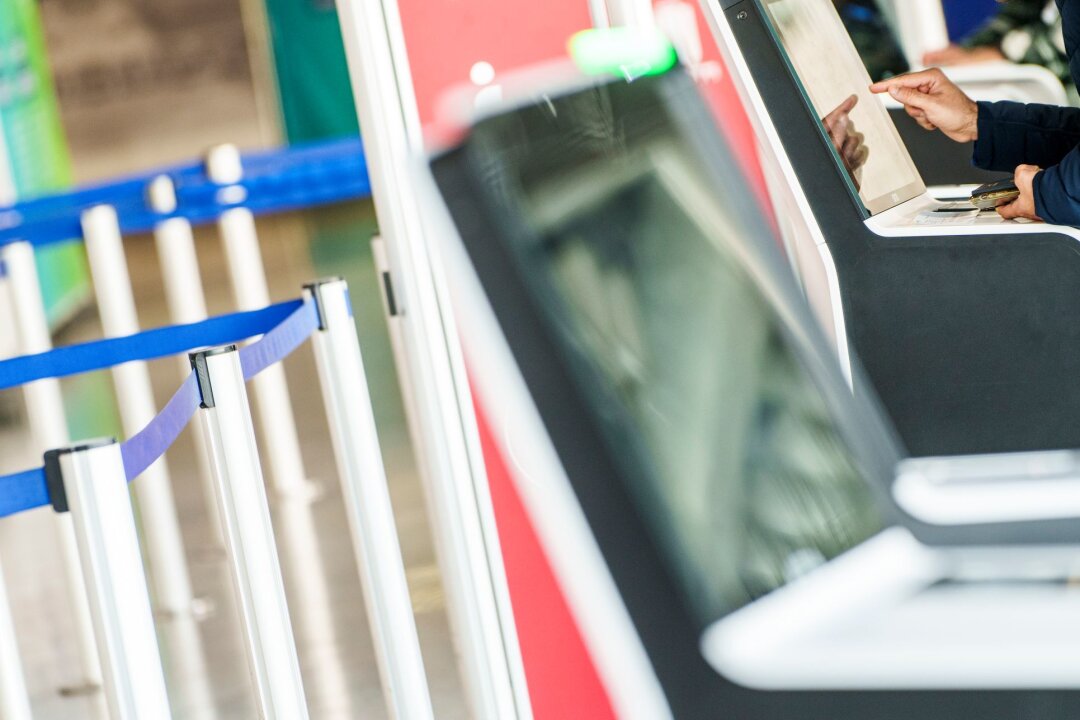 Flughäfen: Sind Check-in-Schalter bald Geschichte? - Airlines setzen auf Digitalisierung: Automaten ersetzen zunehmend klassische Check-in-Schalter am Flughafen.