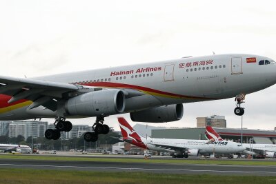 Flugzeug muss wegen Triebwerksbrand zurück nach Rom - Eine Maschine von Hainan Airlines musste kurz nach dem Start östlich von Rom wegen eines Feuers umkehren. (Archivbild)