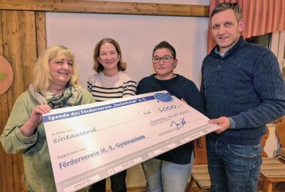 Förderverein "Zwönitztal" wertet Radtour aus - Der größte Scheck geht an den Förderverein des Matthes-Enderlein-Gymnasiums Zwönitz. Im Bild Anke Liebscher, Uta Wießner, Silvia Blum und Jens Roth (v.l.). Foto: Ralf Wendland