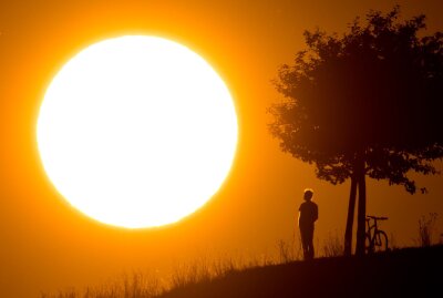 Folge des Klimawandels: Darum gibt es häufiger Extremwetter - Durch Hitze kann die Luft mehr Feuchtigkeit ziehen und als Starkregen wieder abgeben.