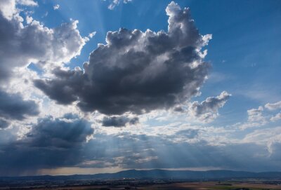 Folge des Klimawandels: Darum gibt es häufiger Extremwetter - Das Wetter beschreibt nur einen kurzen Zeitraum. Klima beschreibt die Wetterbedingungen über einen langen Zeitraum.