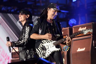 Folgenschwerer Unfall: Scorpions müssen Deutschland-Konzerte absagen - Weil sich Matthias Jabs (rechts, mit Klaus Meine) bei einem Sturz an Hand und Ferse verletzte, müssen die geplanten Deutschland-Konzerte der Scorpions nun ausfallen.