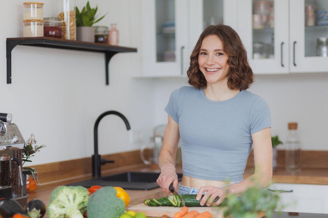 Die Küche ist ihr natürliches Terrain: Als Fitgreenmind begeistert Maya Leinenbach Millionen von Menschen mit ihren Fähigkeiten als Köchin. Foto: Privat