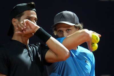 Forláns kurzer Zauber auf dem Tennisplatz - Forláns kurzer Plausch mit seinem Doppelpartner. 