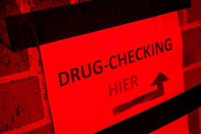 Forscher bieten erstmals kostenlose Drogentests in Disko an - Die bundesweit einzigartige Gesetzeslage in Mecklenburg-Vorpommern ermöglicht das sogenannte Drug-Checking.