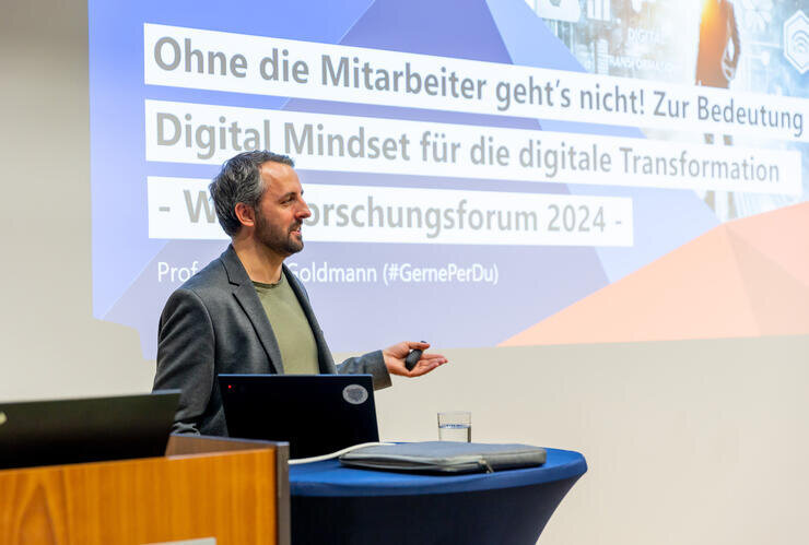 Forschungsforum der Westsächsische Hochschule Zwickau: Künstliche Intelligenz im Praxistest - Prof. Dr. Paul Goldmann während seines Vortrags auf dem Forschungsforum 2024. Foto: WHZ/Gerischer