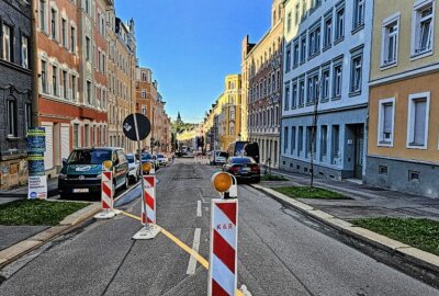 Fortschritte auf der Zietenstraße: Abschnitt wieder befahrbar - Auf dem südlichen Sonnenberg wird dagegen noch gewerkelt, weshalb die Zietenstraße zwischen Augustusburger Straße und Sonnenstraße noch bis Jahresende gesperrt bleibt. Foto: Harry Härtel