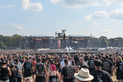 Fotos vom Wacken Open Air 2024: Die Metal-Legenden kehren zurück - Fotos vom Wacken Festival 2024. Gene Simmons, Asenblut, Scorpions, Mikkey Dee, Saltatio Mortis, Suzy Quatro, Bülent Ceylan, InExtremo, Wasteland Warrios und mehr...