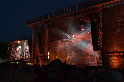 Fotos vom Wacken Open Air 2024: Die Metal-Legenden kehren zurück - Fotos vom Wacken Festival 2024. Gene Simmons, Asenblut, Scorpions, Mikkey Dee, Saltatio Mortis, Suzy Quatro, Bülent Ceylan, InExtremo, Wasteland Warrios und mehr...