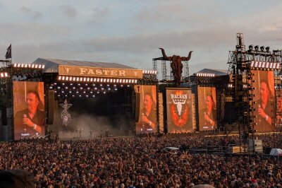 Fotos vom Wacken Open Air 2024: Die Metal-Legenden kehren zurück - Fotos vom Wacken Festival 2024. Gene Simmons, Asenblut, Scorpions, Mikkey Dee, Saltatio Mortis, Suzy Quatro, Bülent Ceylan, InExtremo, Wasteland Warrios und mehr...