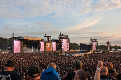 Fotos vom Wacken Open Air 2024: Die Metal-Legenden kehren zurück - Fotos vom Wacken Festival 2024. Gene Simmons, Asenblut, Scorpions, Mikkey Dee, Saltatio Mortis, Suzy Quatro, Bülent Ceylan, InExtremo, Wasteland Warrios und mehr...