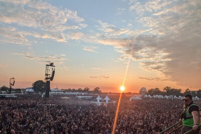 Fotos vom Wacken Open Air 2024: Die Metal-Legenden kehren zurück - Fotos vom Wacken Festival 2024. Gene Simmons, Asenblut, Scorpions, Mikkey Dee, Saltatio Mortis, Suzy Quatro, Bülent Ceylan, InExtremo, Wasteland Warrios und mehr...