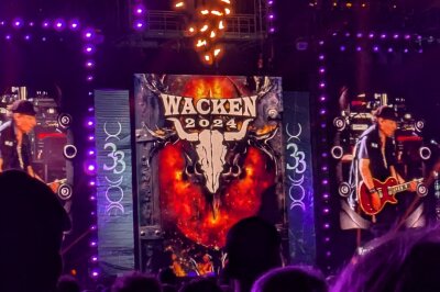 Fotos vom Wacken Open Air 2024: Die Metal-Legenden kehren zurück - Fotos vom Wacken Festival 2024. Gene Simmons, Asenblut, Scorpions, Mikkey Dee, Saltatio Mortis, Suzy Quatro, Bülent Ceylan, InExtremo, Wasteland Warrios und mehr...