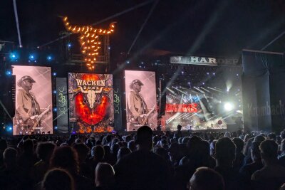 Fotos vom Wacken Open Air 2024: Die Metal-Legenden kehren zurück - Fotos vom Wacken Festival 2024. Gene Simmons, Asenblut, Scorpions, Mikkey Dee, Saltatio Mortis, Suzy Quatro, Bülent Ceylan, InExtremo, Wasteland Warrios und mehr...